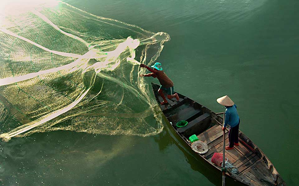 Mơ thấy đang bắt cá ở trên sông là điềm báo của sự may mắn